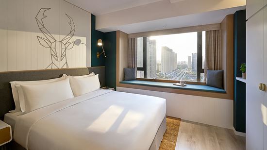 Studio King - Bedroom with Bay Window